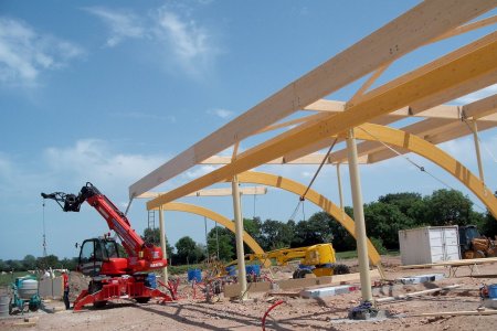 Levage structure en bois lamellé-collé - Station-service du Centre Commercial E. Leclerc (58)